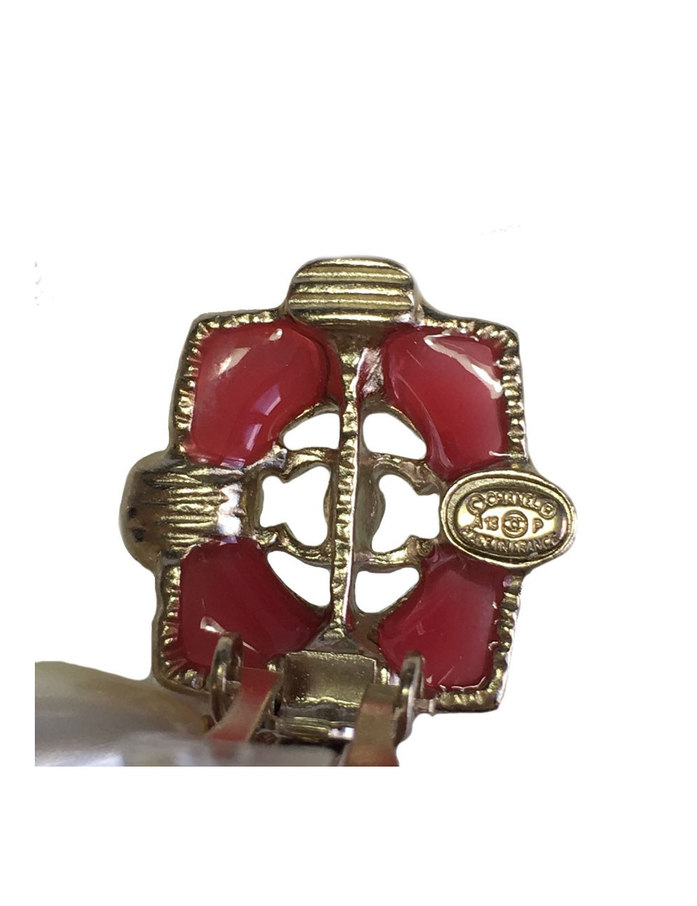 CHANEL pendant clip-on earrings in Gilded metal, pearls and pink resin