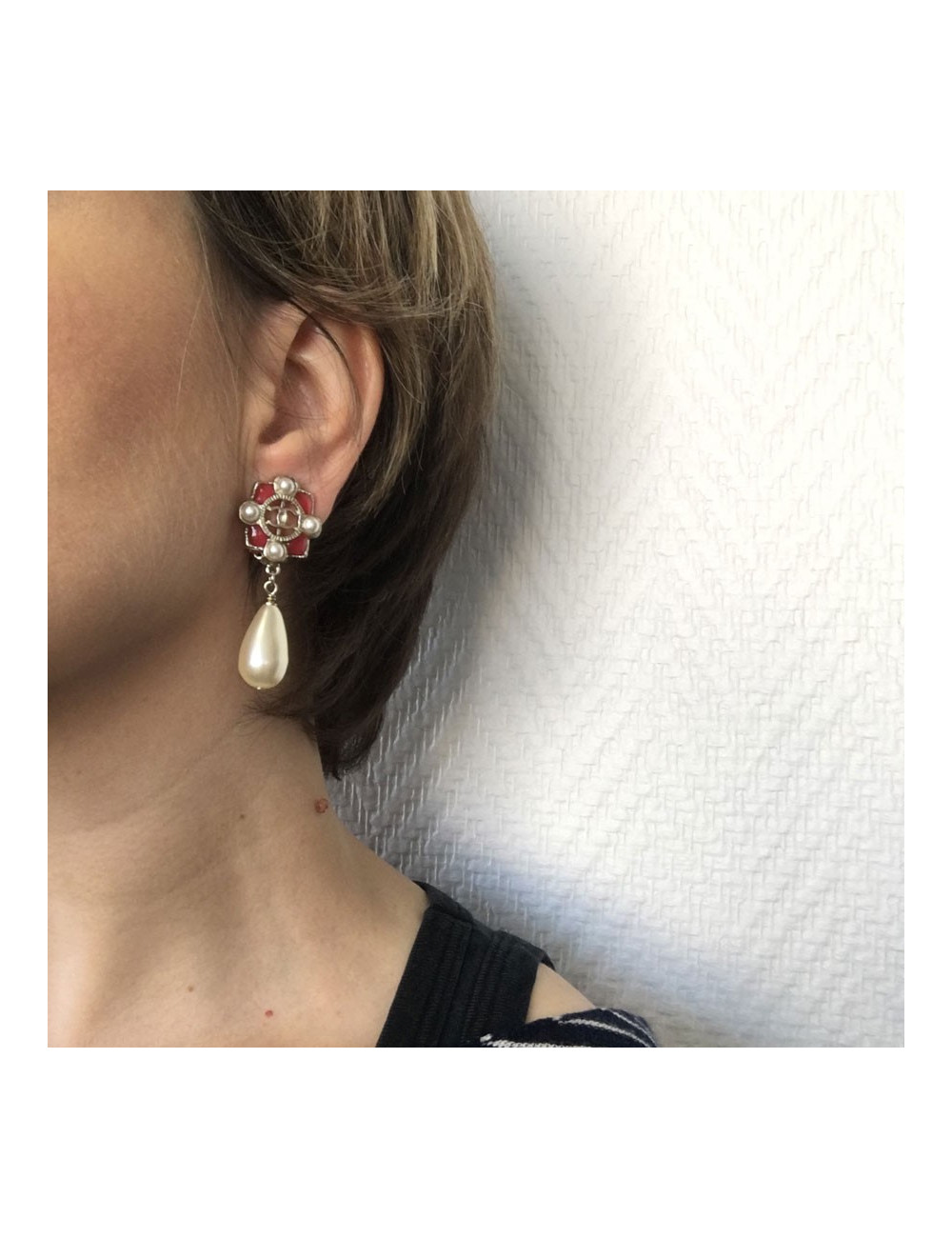 CHANEL pendant clip-on earrings in Gilded metal, pearls and pink resin