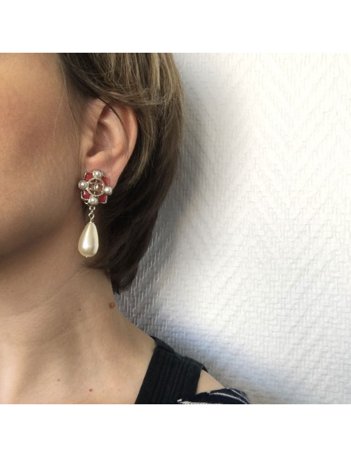 Boucles d'oreille clips CHANEL perle nacrée et résine rose