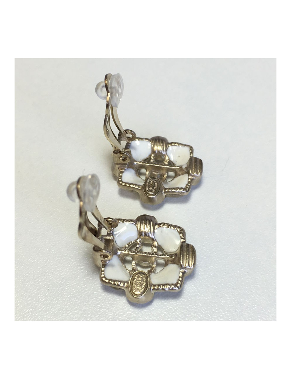 Boucles d'oreille clips CHANEL résine ivoire et perle
