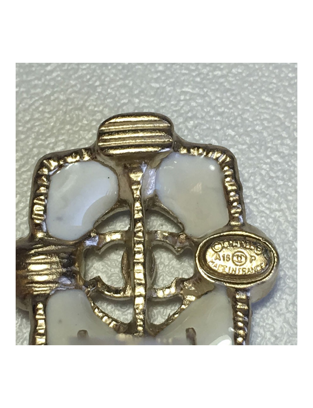 CHANEL clip-on earrings in ivory resin, pearls and gilt metal