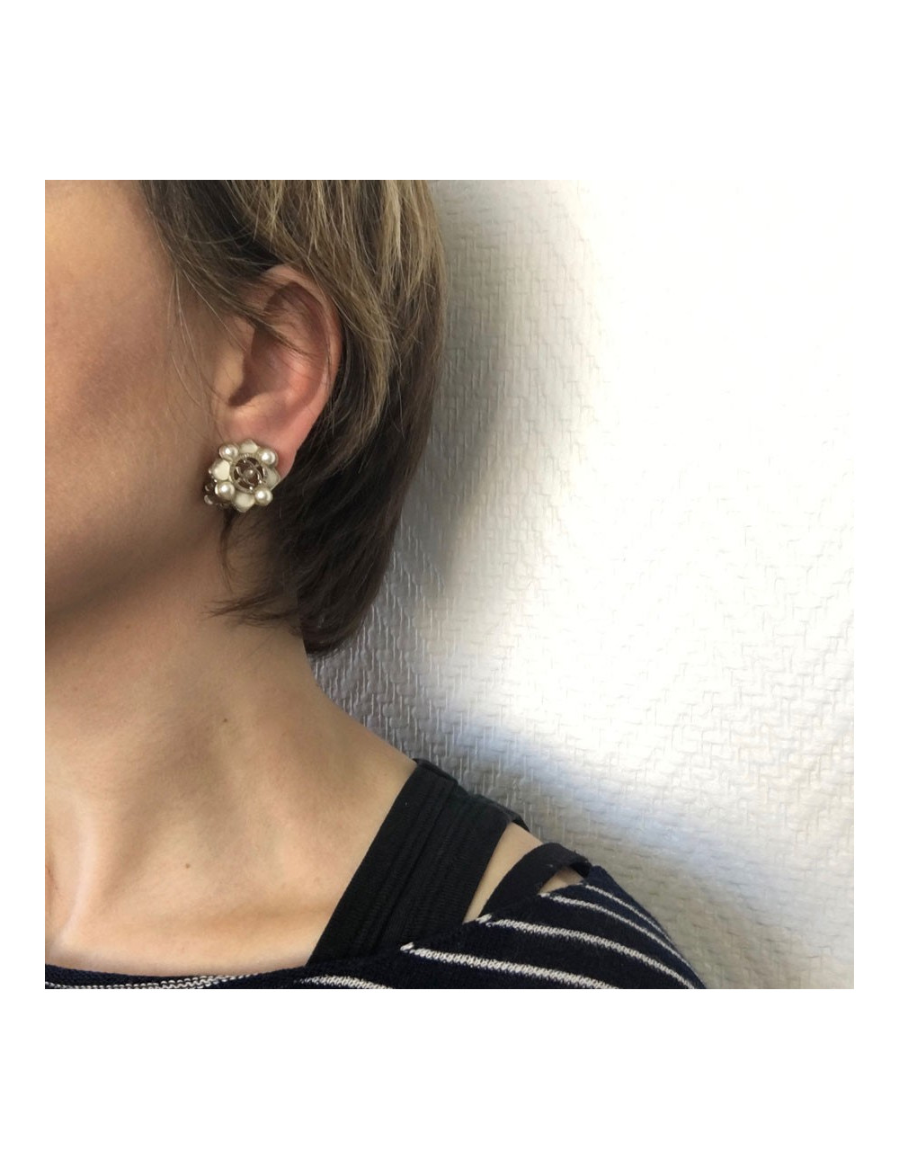 CHANEL clip-on earrings in ivory resin, pearls and gilt metal