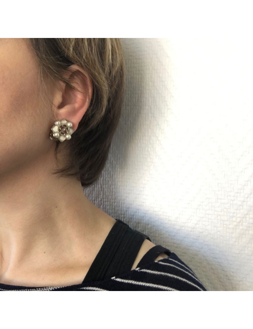 Boucles d'oreille clips CHANEL résine ivoire et perle
