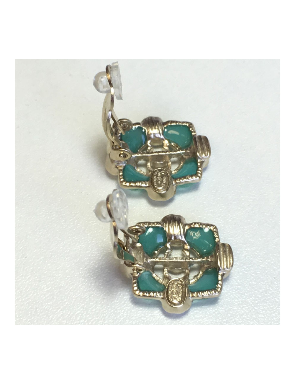 Boucles d'oreille clips CHANEL en résine couleur jade et métal doré