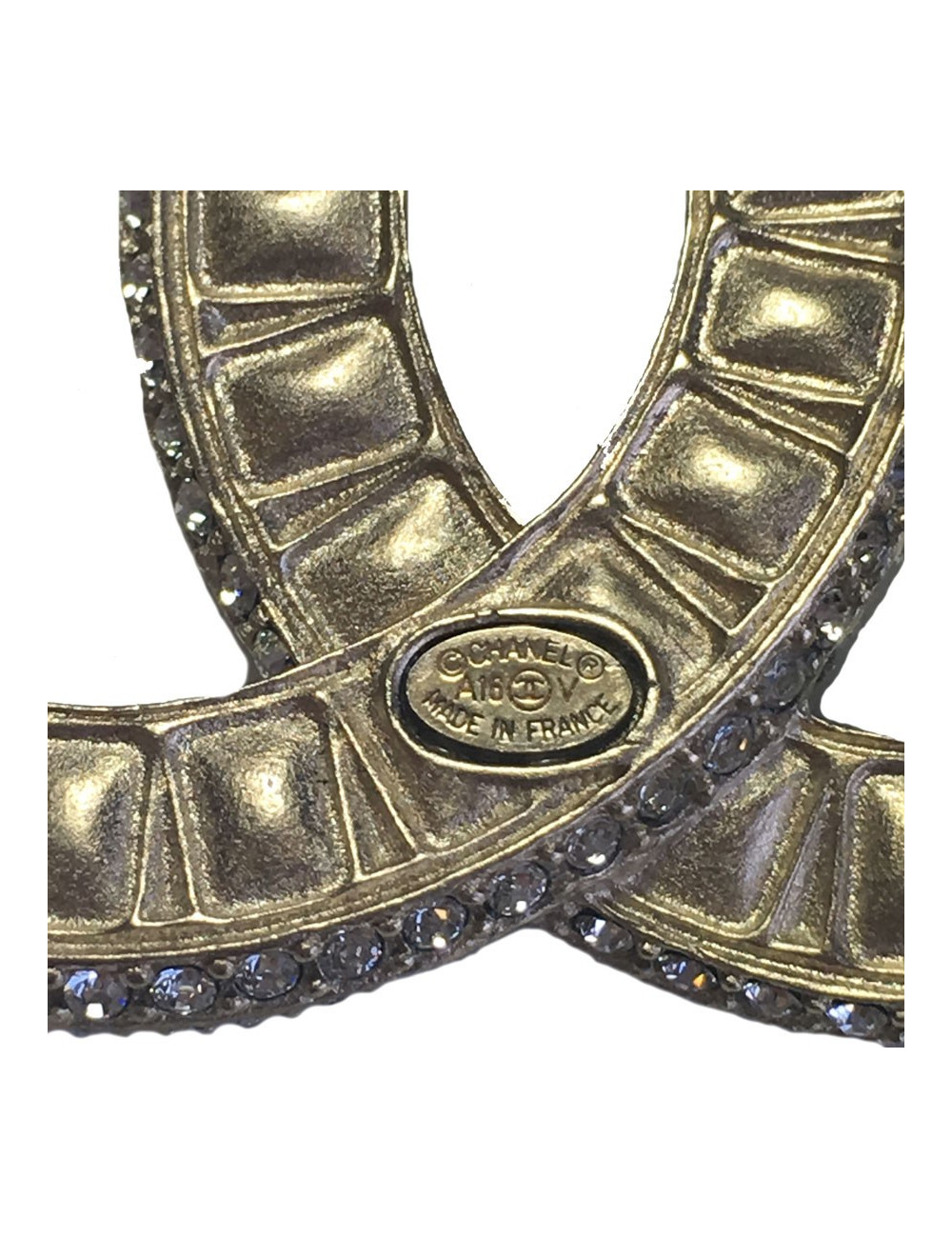 Broche CHANEL CC en cristal taille émeraude et métal doré