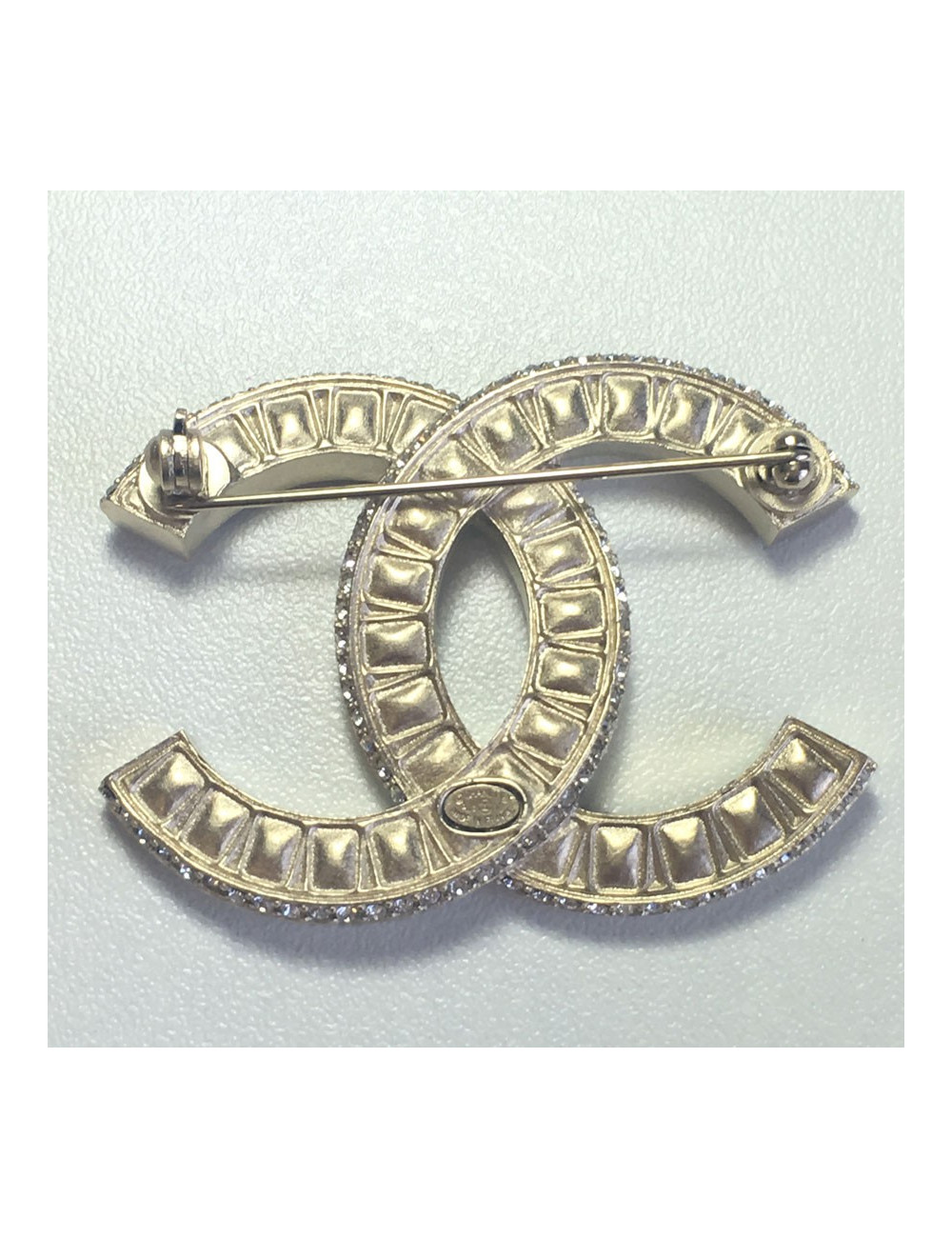 Broche CHANEL CC en cristal taille émeraude et métal doré