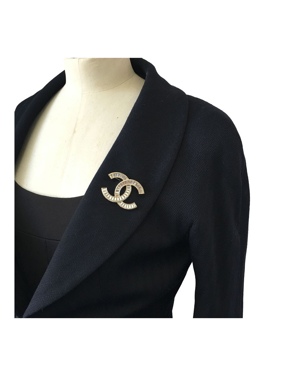 Broche CHANEL CC en cristal taille émeraude et métal doré