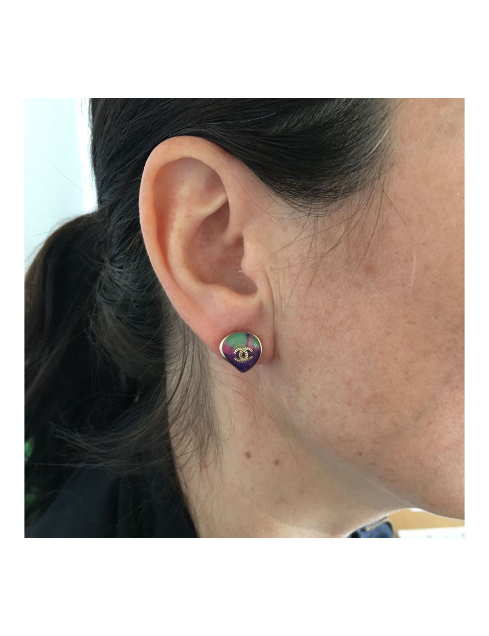 Boucles d'oreille clous CHANEL dorés et résine multicolore