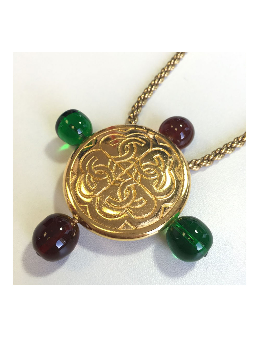 Necklace CHANEL Vintage 80 ' in gold metal and green and Burgundy resin