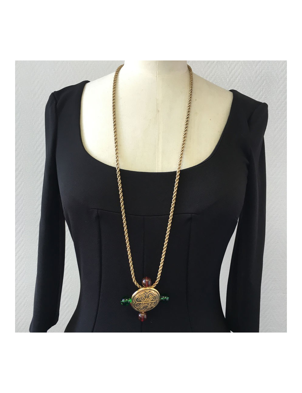 Necklace CHANEL Vintage 80 ' in gold metal and green and Burgundy resin