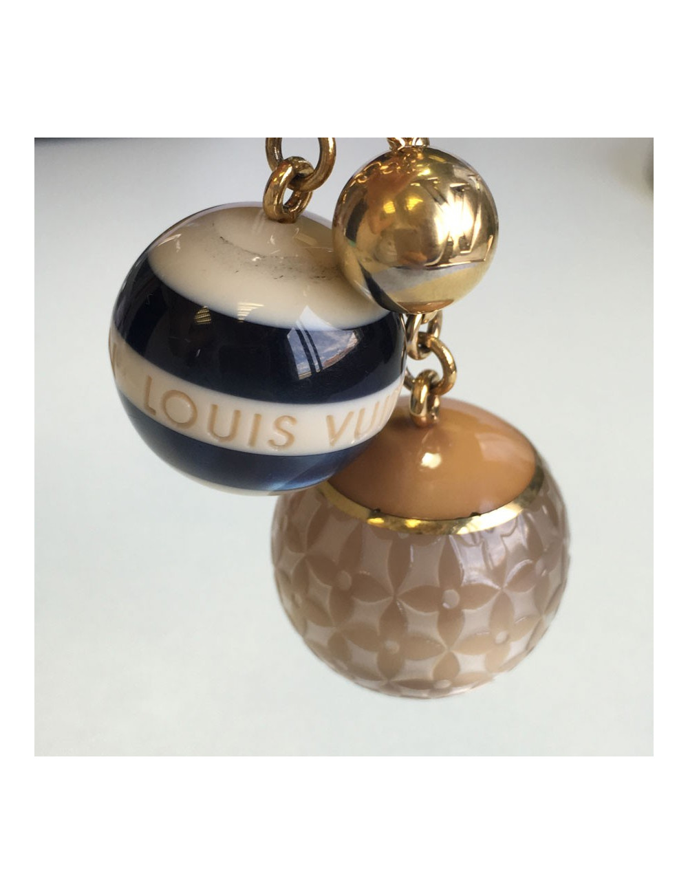 Porte clefs LOUIS VUITTON 3 sphères en métal doré