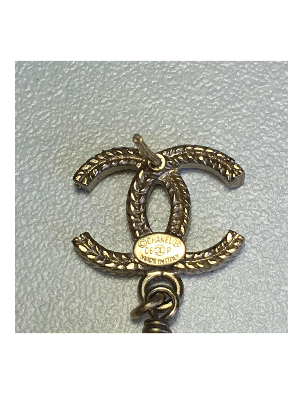 Nails gold and Pearly Pearl CHANEL CC earrings