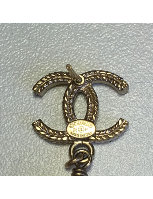 Nails gold and Pearly Pearl CHANEL CC earrings