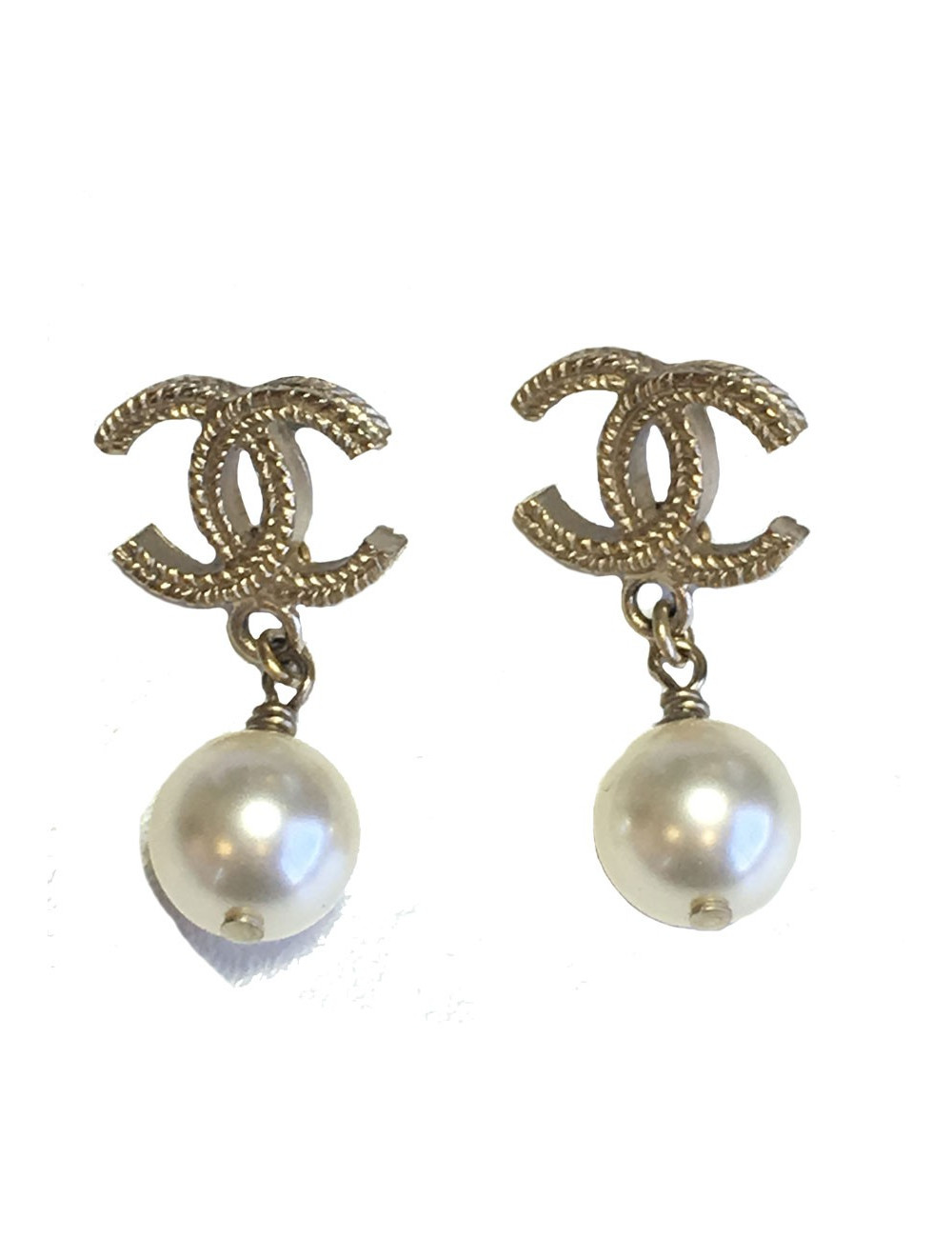 Nails gold and Pearly Pearl CHANEL CC earrings