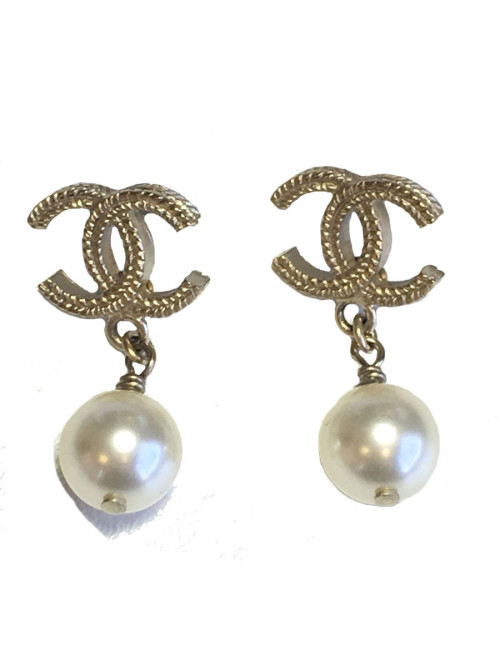 Nails gold and Pearly Pearl CHANEL CC earrings