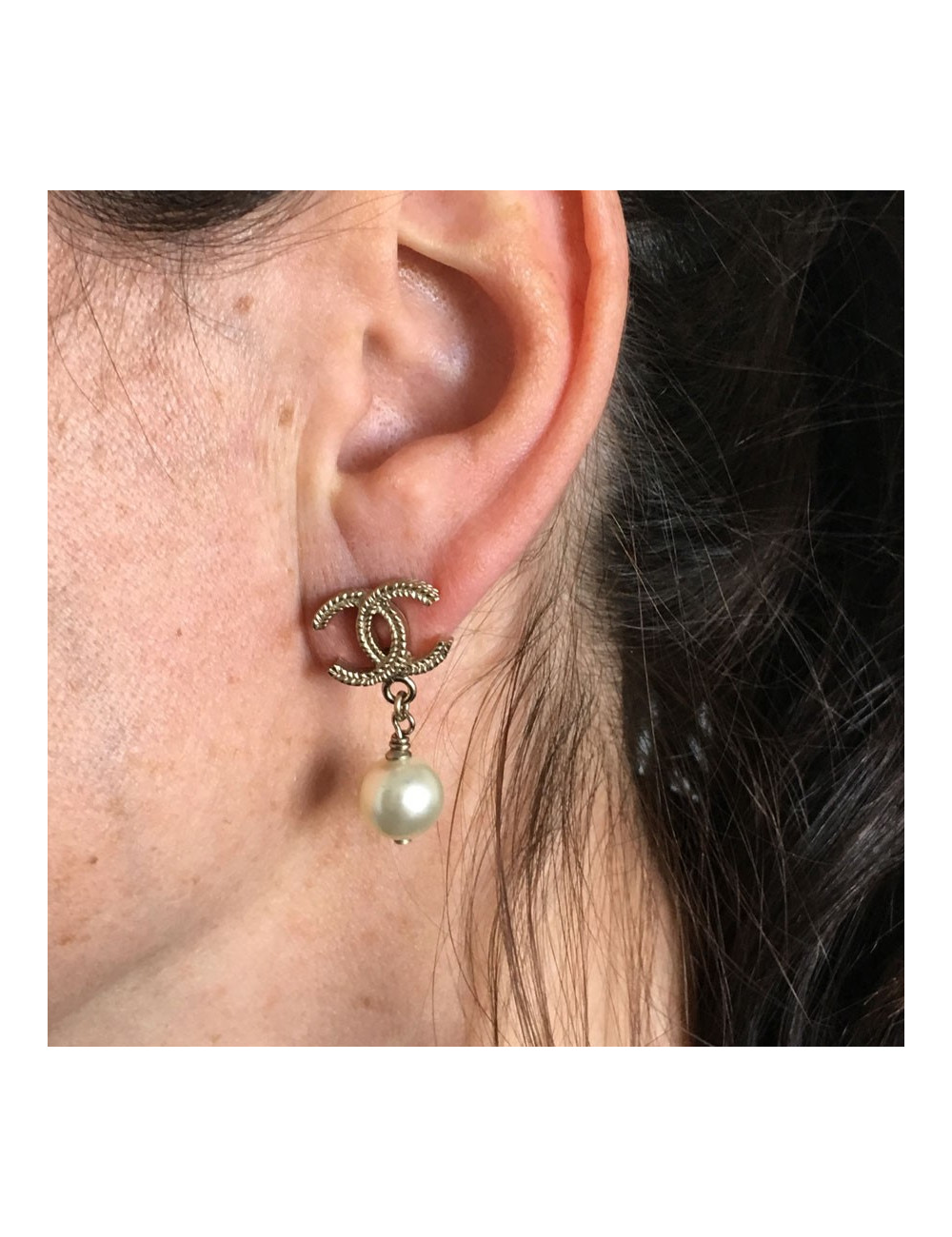 Boucles d'oreille clous CHANEL CC en métal doré et perle nacrée