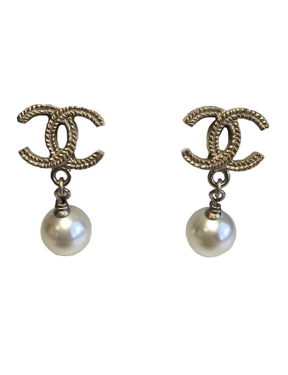 Boucles d'oreille clous CHANEL CC en métal doré et perle nacrée