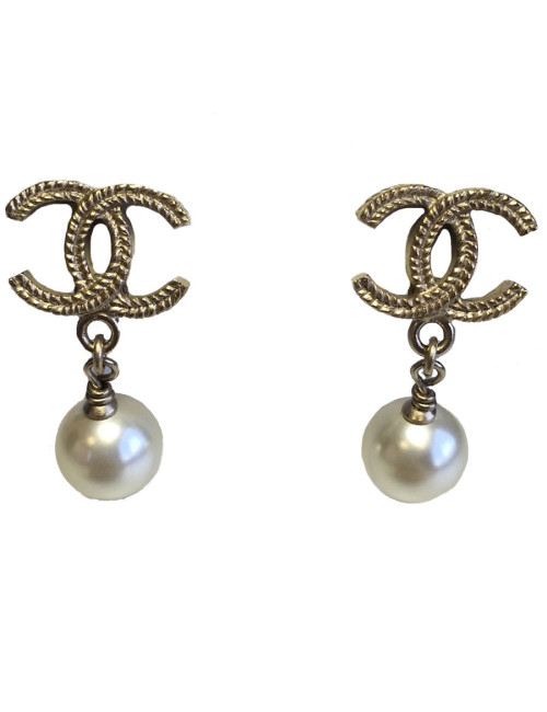 Nails gold and Pearly Pearl CHANEL CC earrings