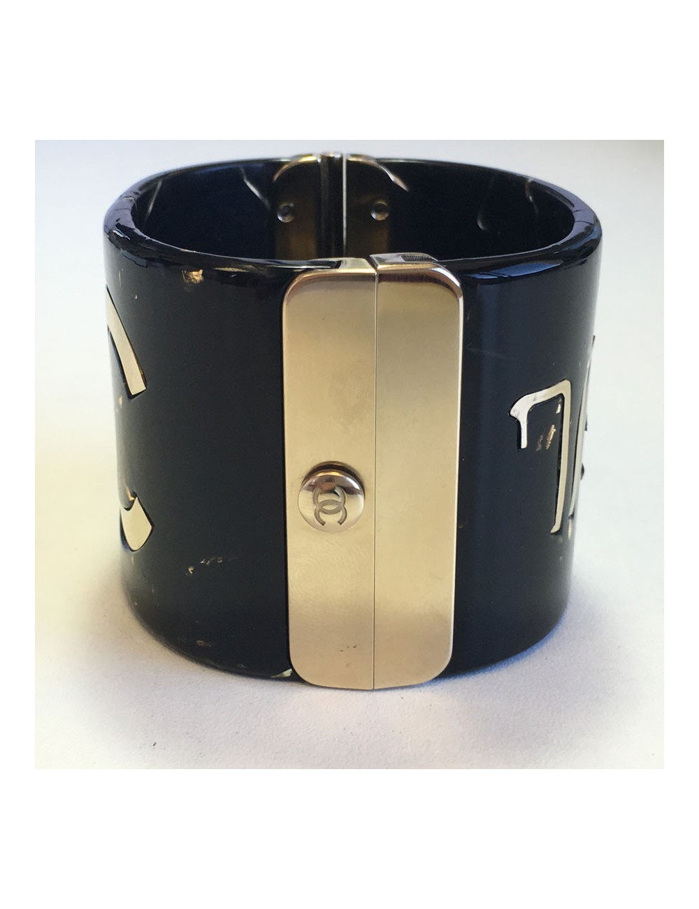 Manchette CHANEL Paris-Shanghai en résine laquée noire et écriture dorée