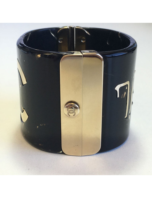 Manchette CHANEL Paris-Shanghai en résine laquée noire et écriture dorée