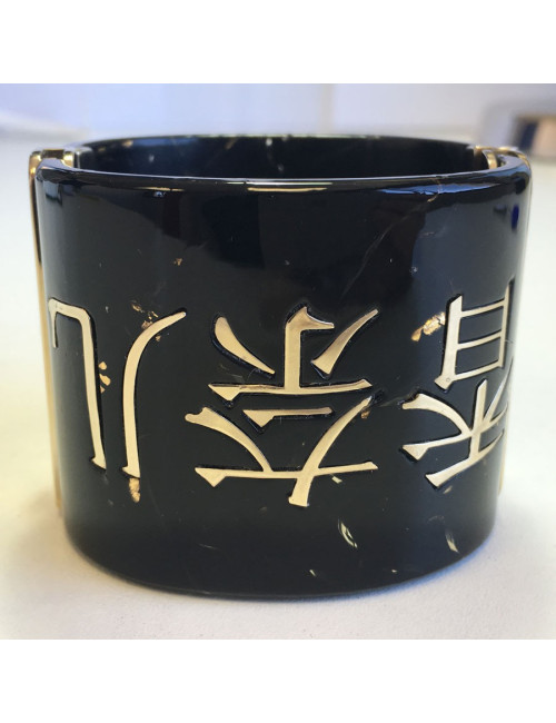 Manchette CHANEL Paris-Shanghai en résine laquée noire et écriture dorée