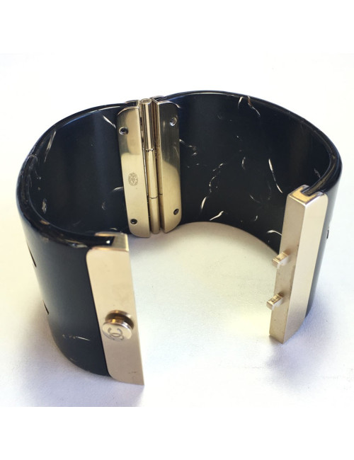 Manchette CHANEL Paris-Shanghai en résine laquée noire et écriture dorée