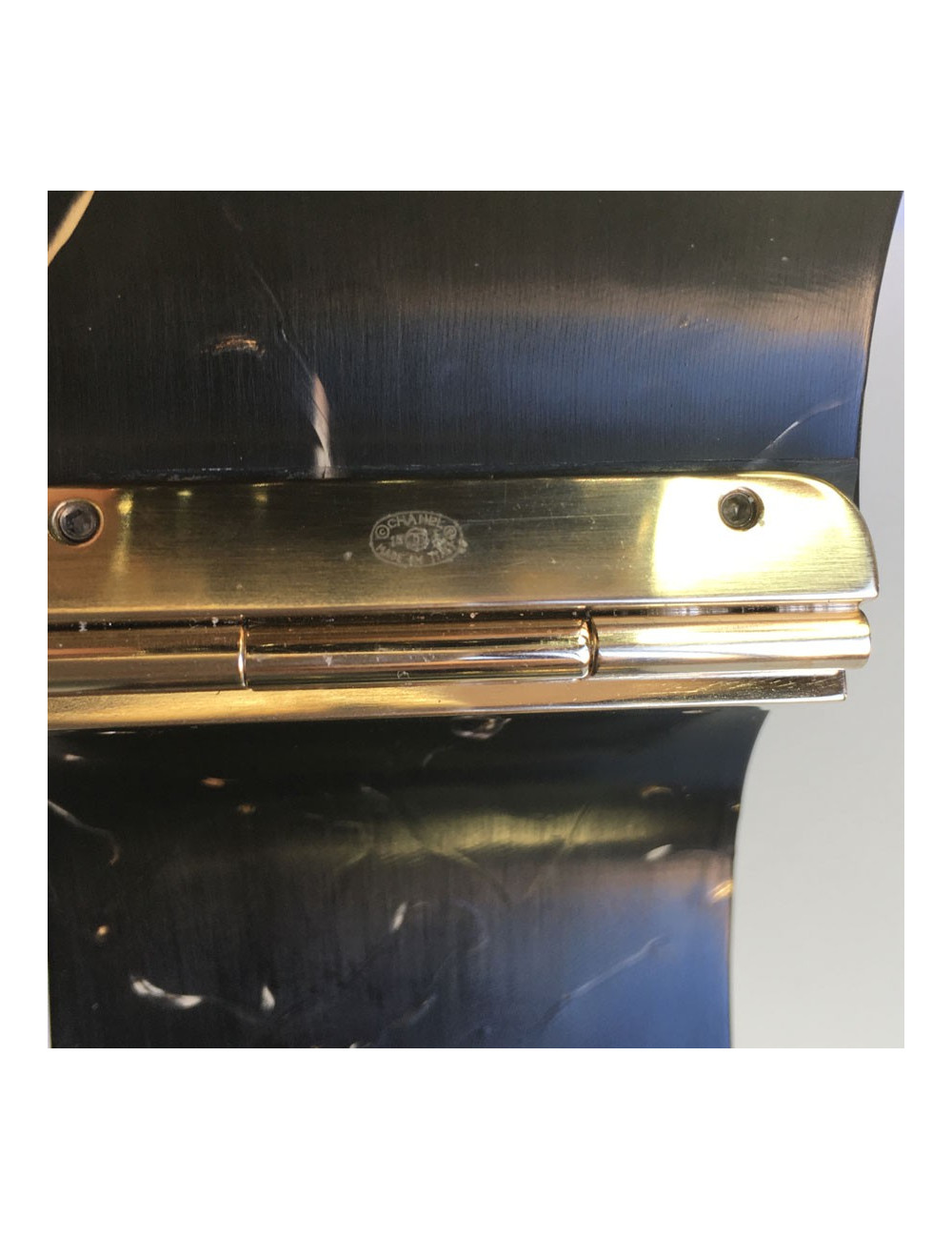 Manchette CHANEL Paris-Shanghai en résine laquée noire et écriture dorée