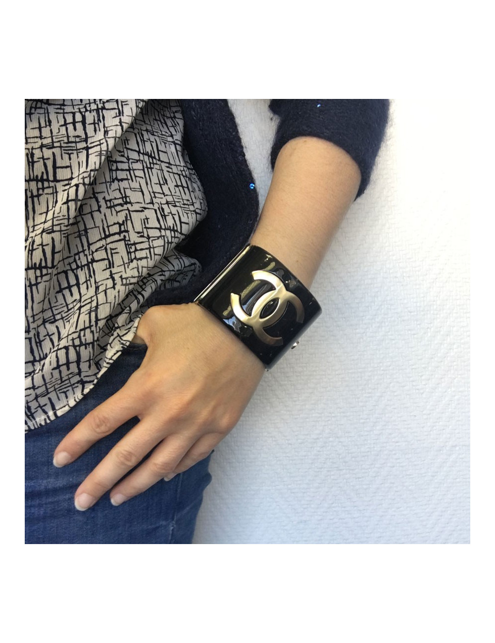 Manchette CHANEL Paris-Shanghai en résine laquée noire et écriture dorée