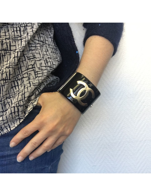 Manchette CHANEL Paris-Shanghai en résine laquée noire et écriture dorée