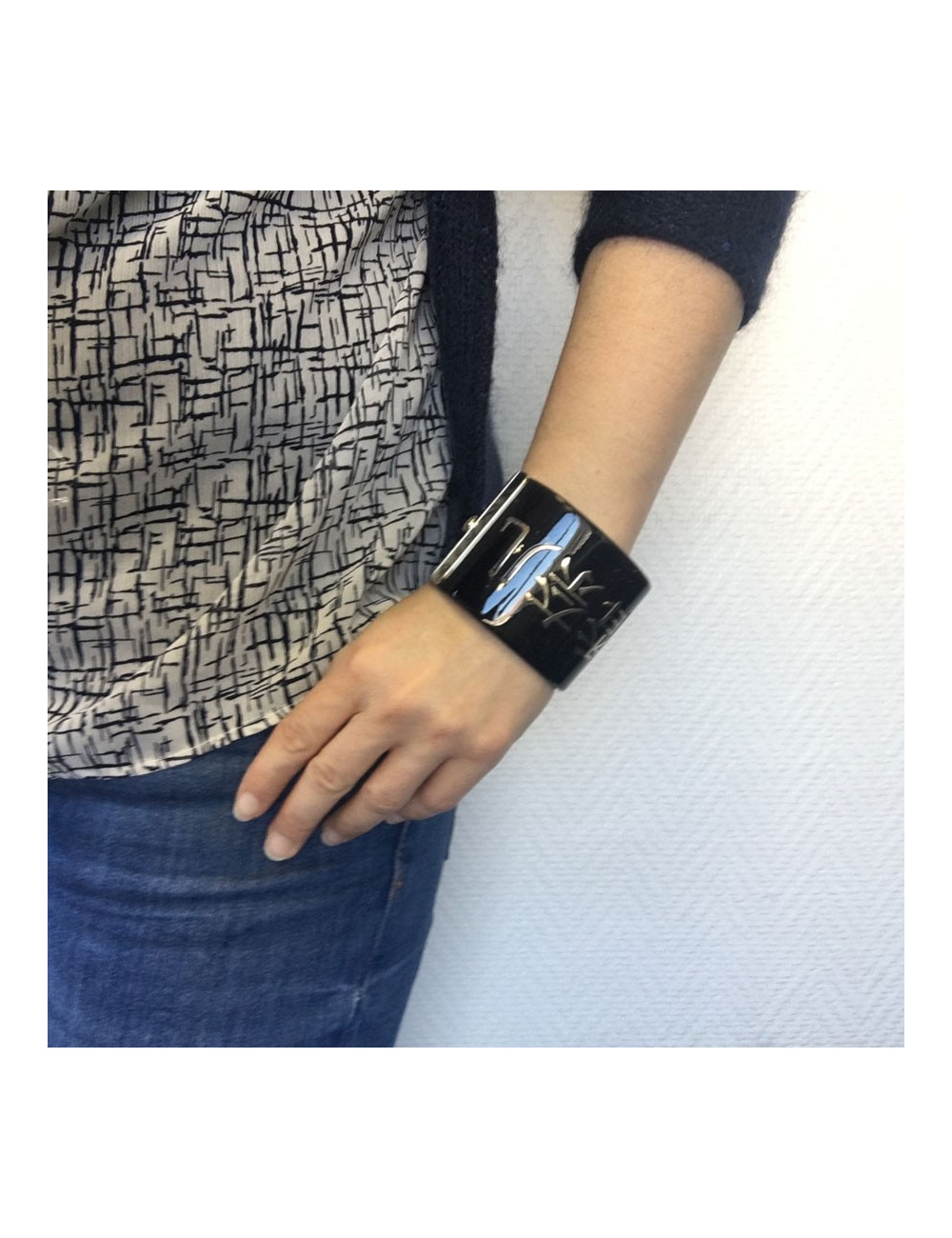 Manchette CHANEL Paris-Shanghai en résine laquée noire et écriture dorée