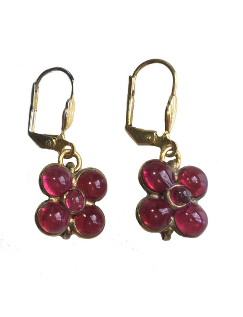 Boucles d'oreille clous MARGUERITE DE VALOIS en pâte de verre rose foncé