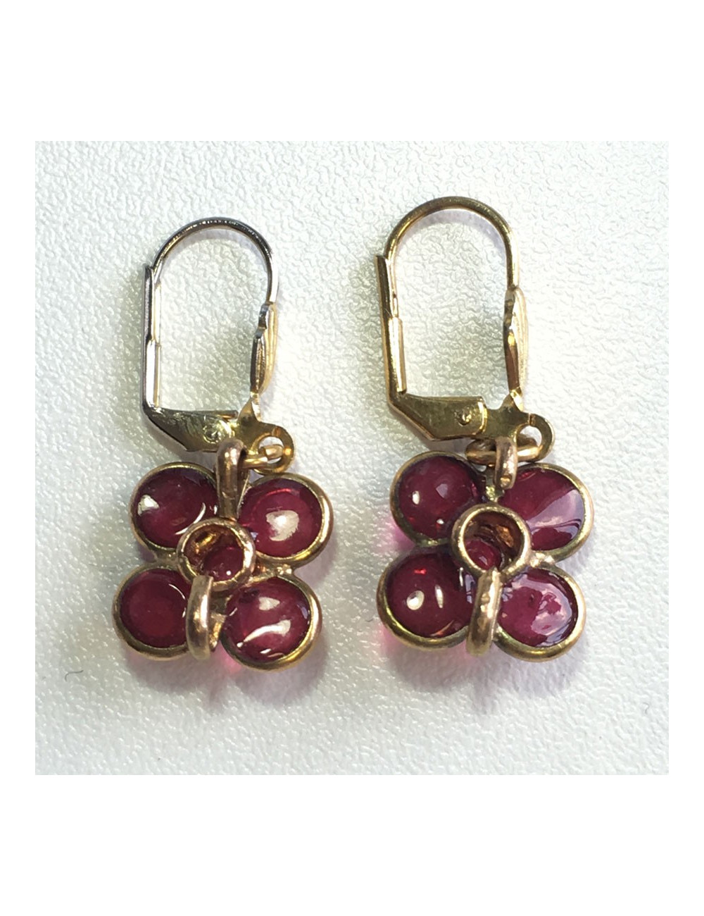 Boucles d'oreille clous MARGUERITE DE VALOIS en pâte de verre rose foncé