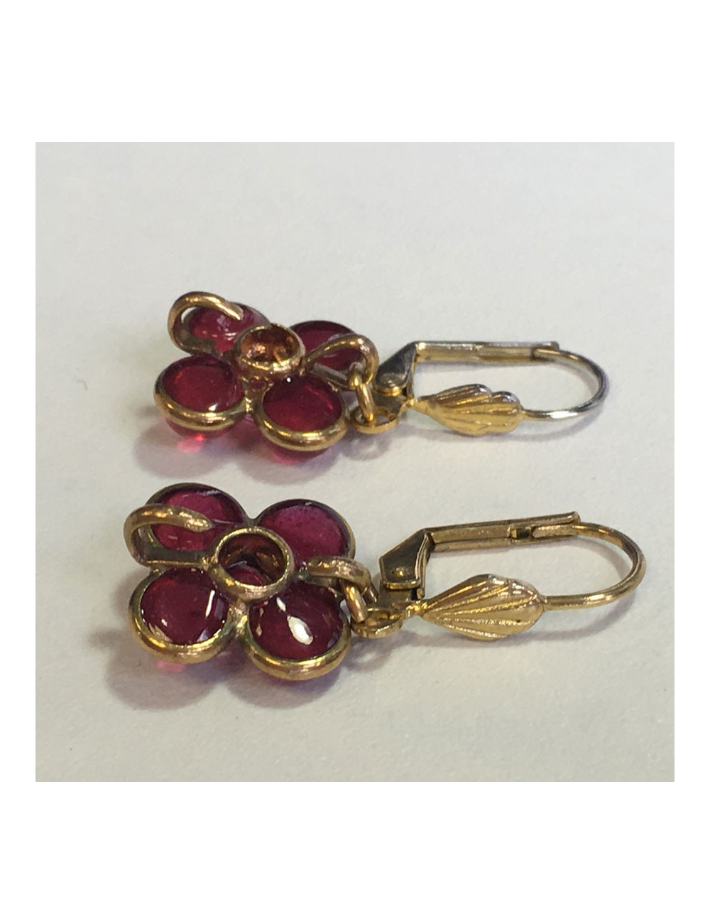 Boucles d'oreille clous MARGUERITE DE VALOIS en pâte de verre rose foncé