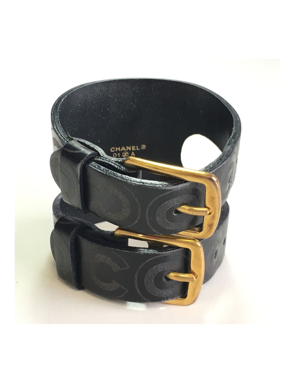 Manchette CHANEL  "Coco" en cuir noir