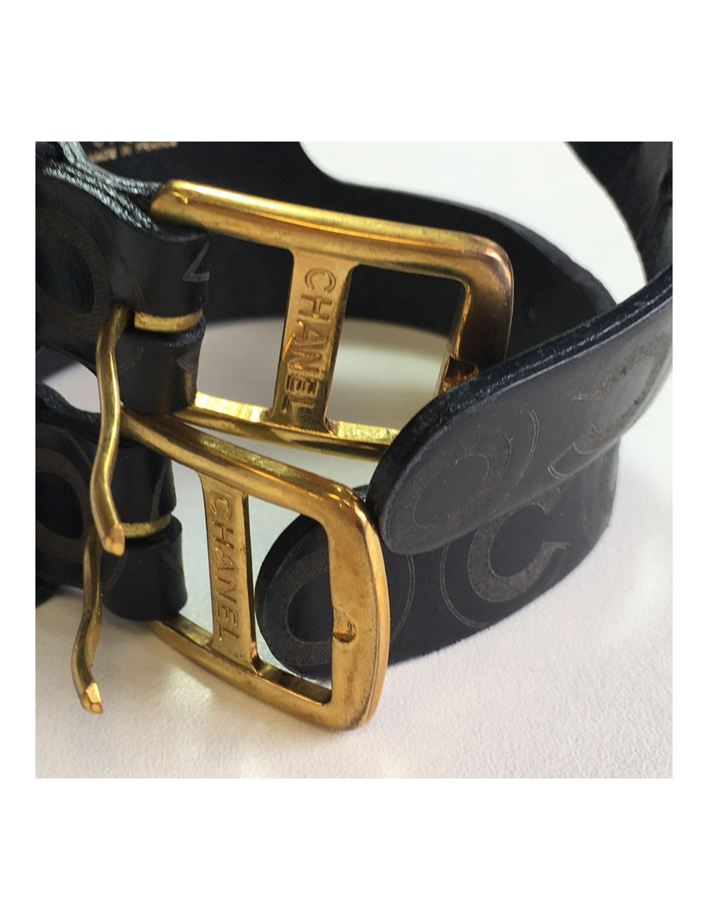 Manchette CHANEL  "Coco" en cuir noir