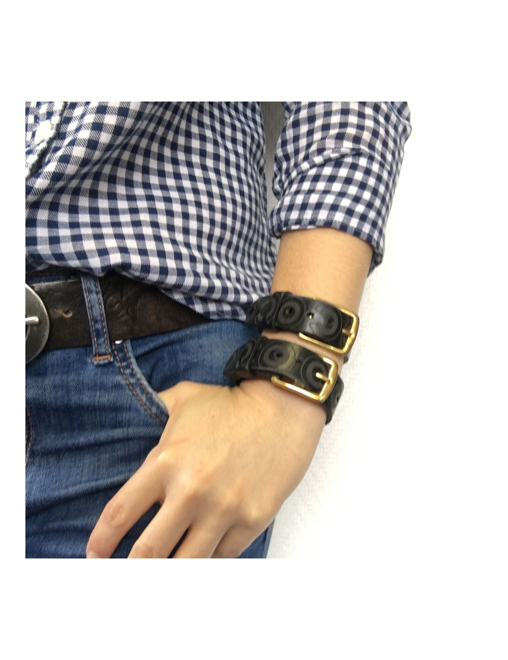 Manchette CHANEL  "Coco" en cuir noir