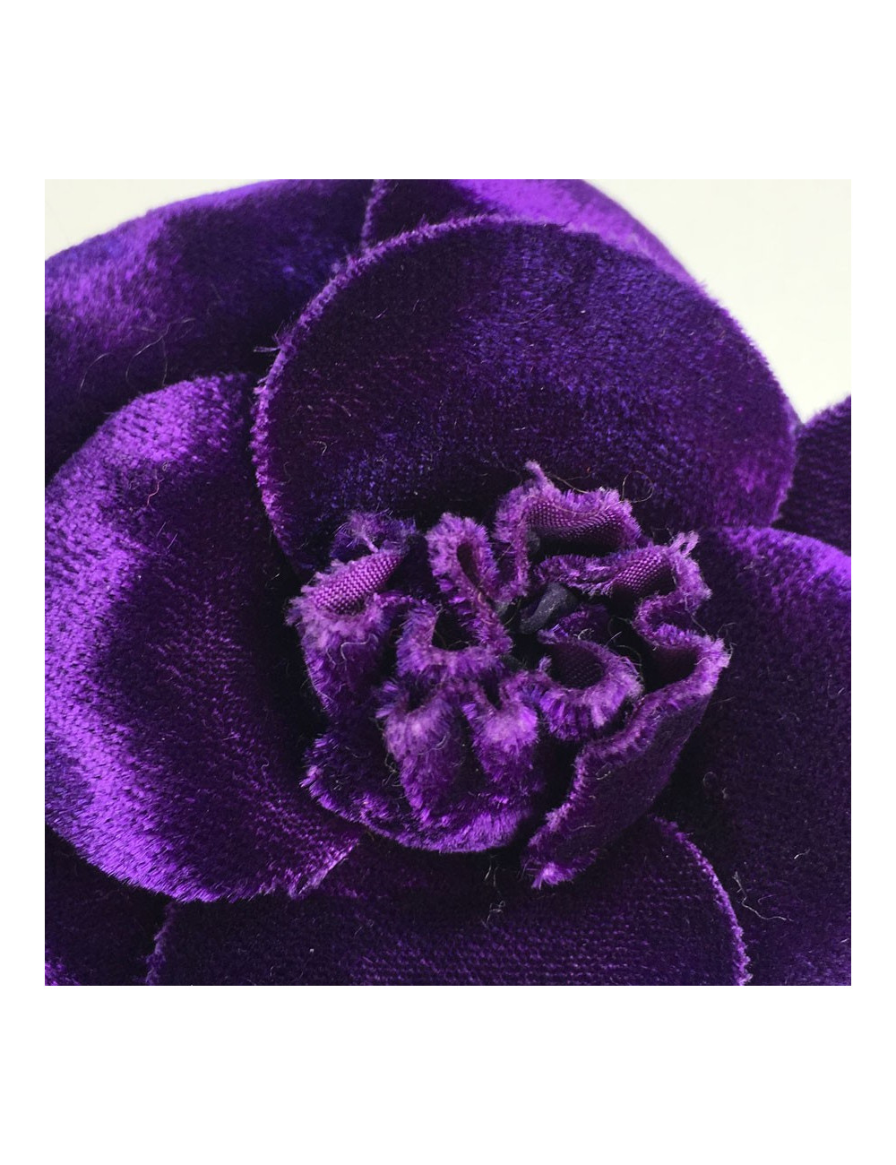 Broche camélia CHANEL velours de soie violet