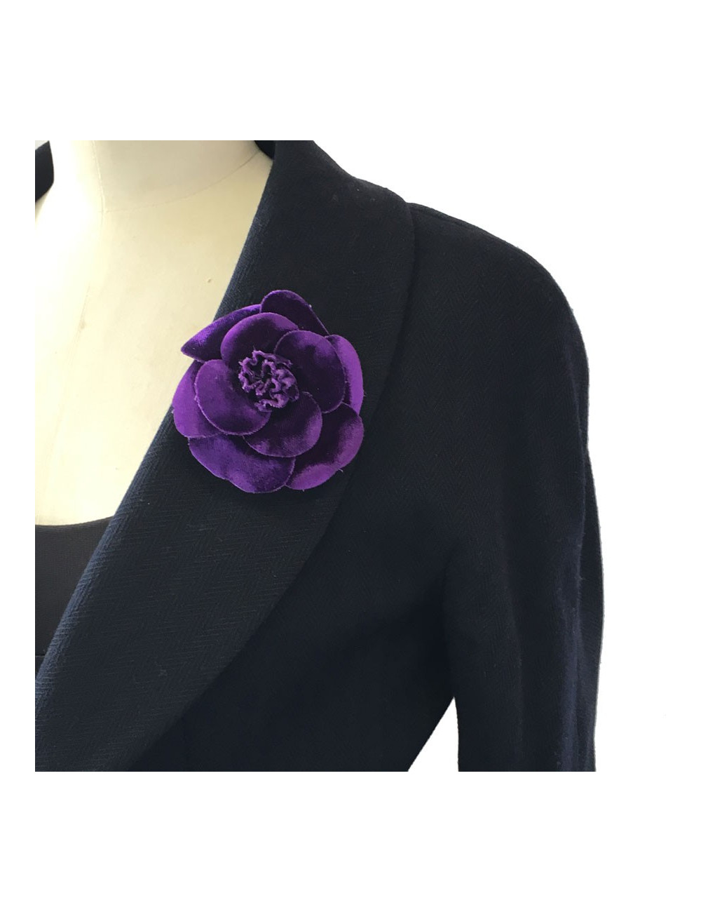 Broche camélia CHANEL velours de soie violet