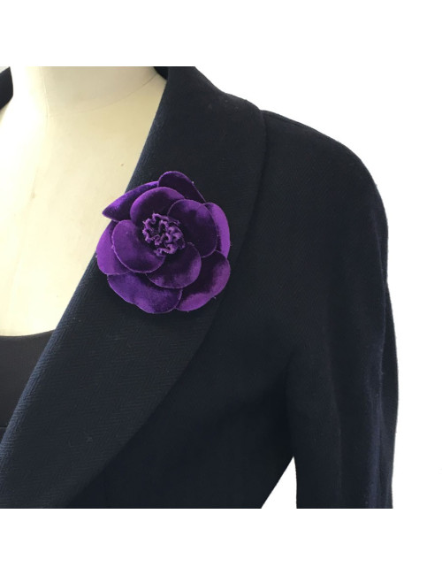 Broche camélia CHANEL velours de soie violet
