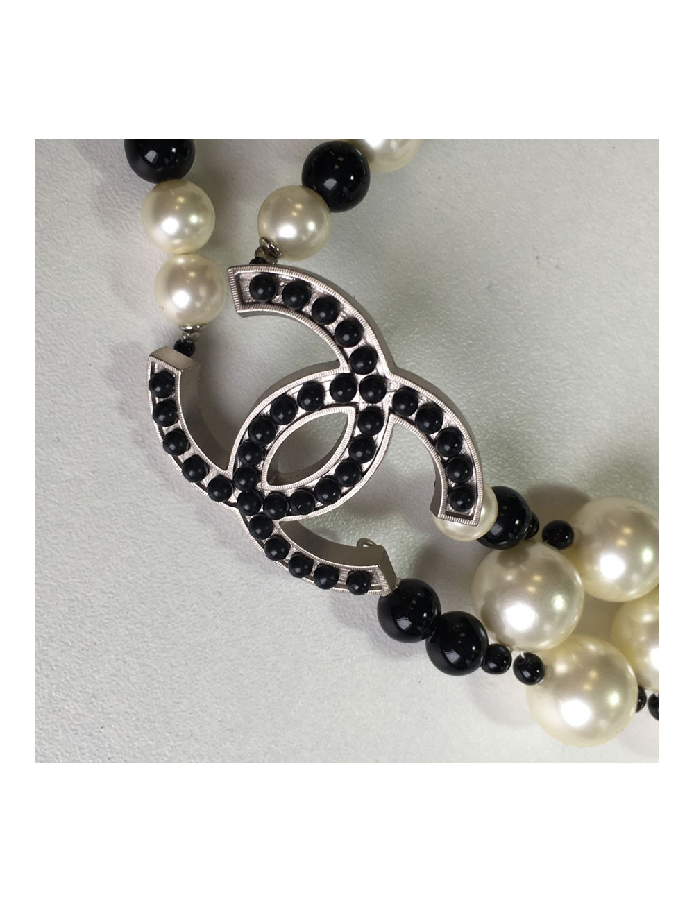 Ceinture-sautoir CHANEL en perles nacrées et noires vintage