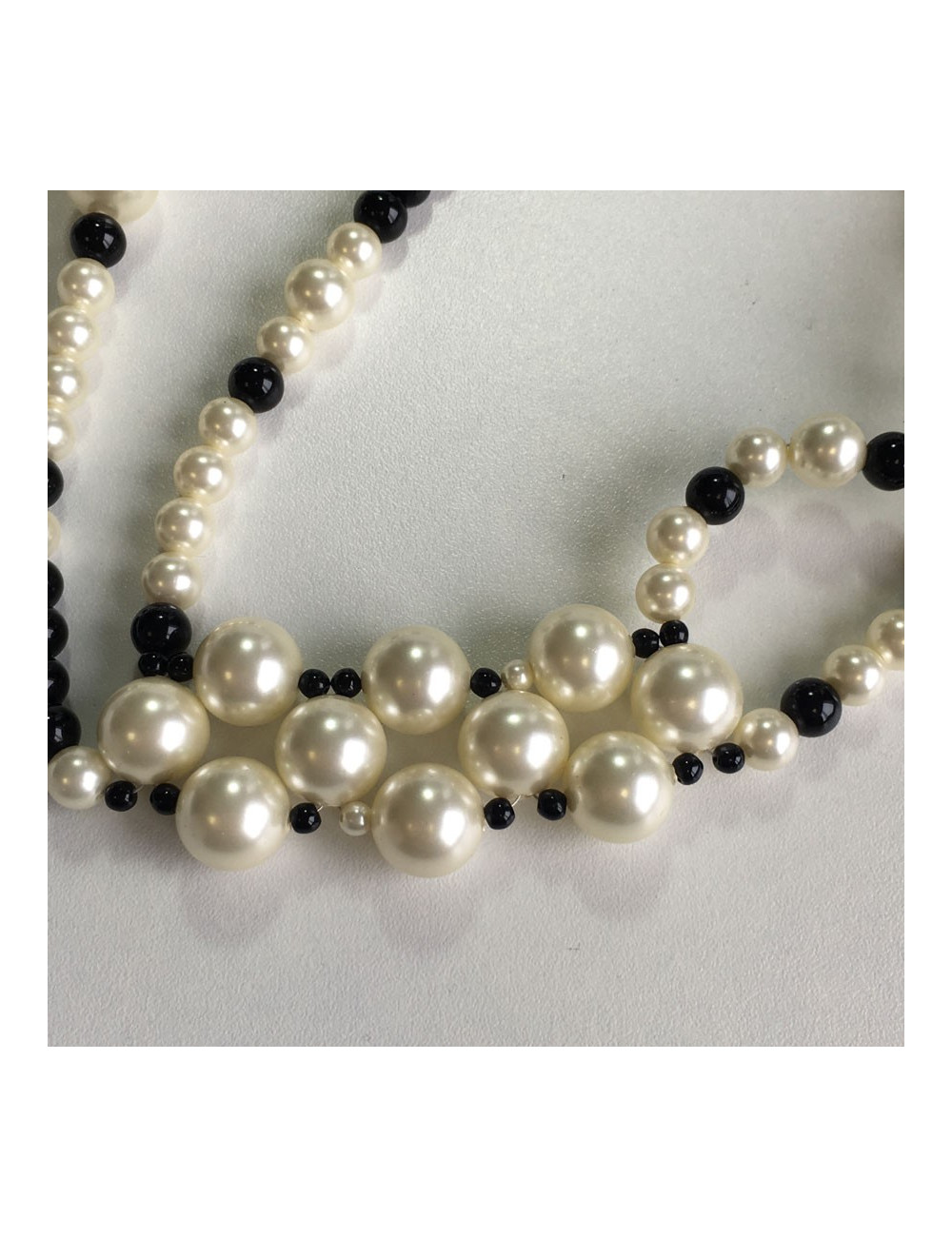 Ceinture-sautoir CHANEL en perles nacrées et noires vintage