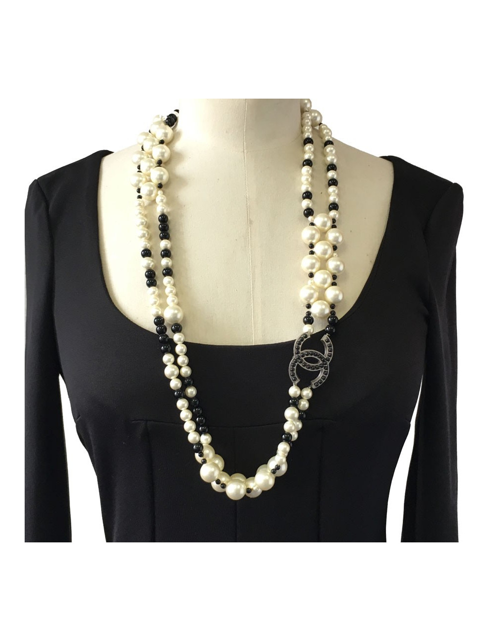 Ceinture-sautoir CHANEL en perles nacrées et noires vintage