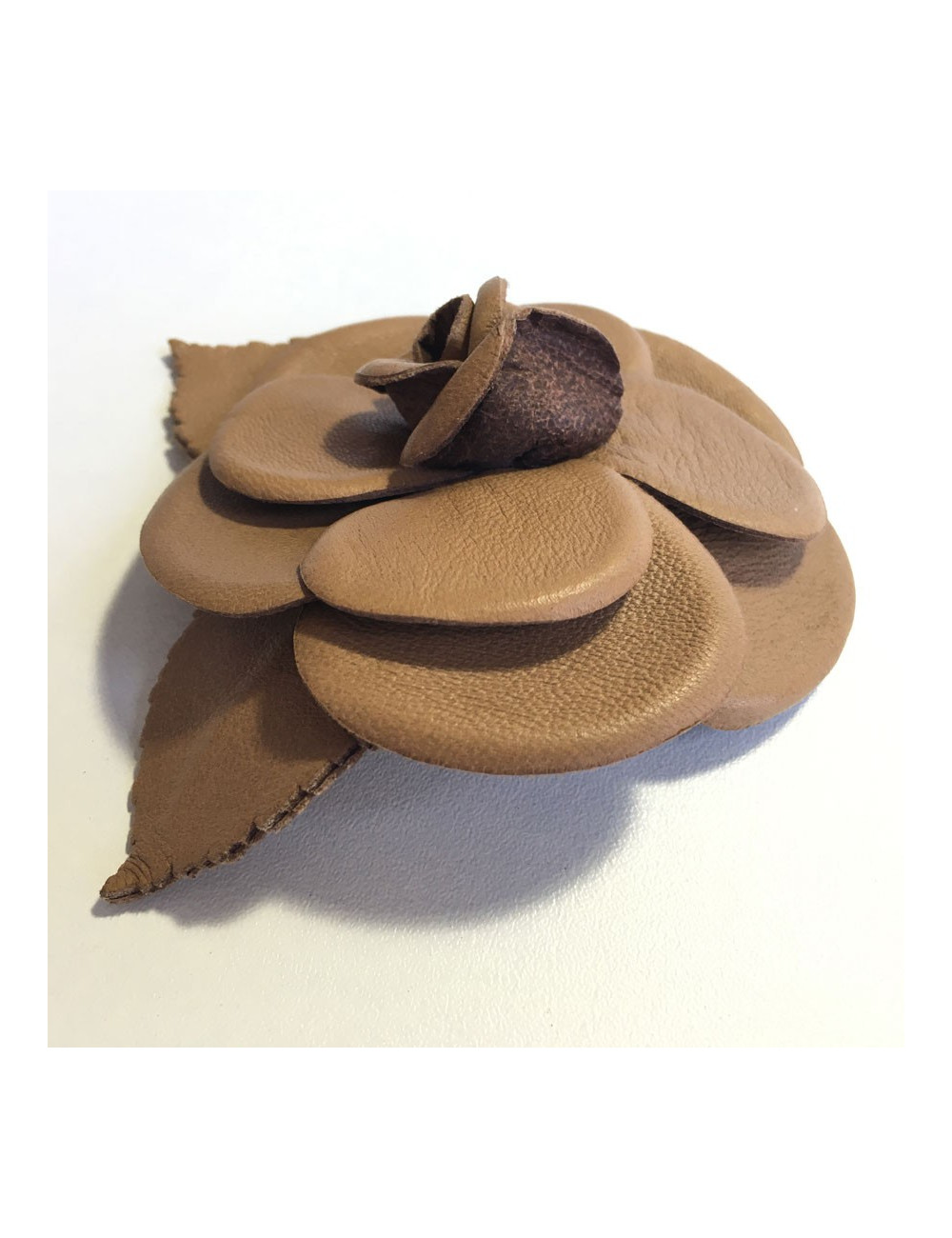 Broche Camélia CHANEL en cuir marron glacé