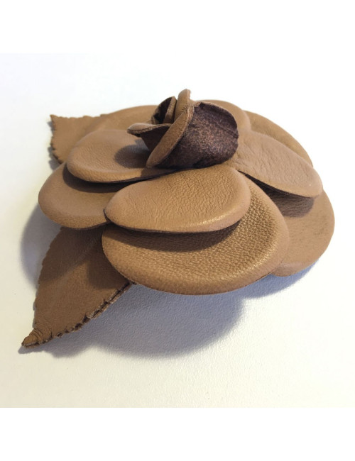 Broche Camélia CHANEL en cuir marron glacé