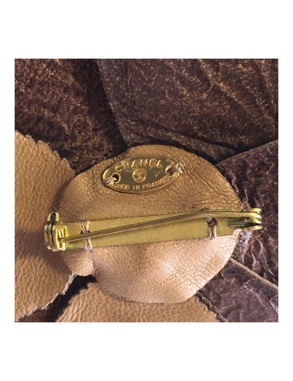 Broche Camélia CHANEL en cuir marron glacé