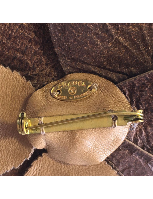 Broche Camélia CHANEL en cuir marron glacé