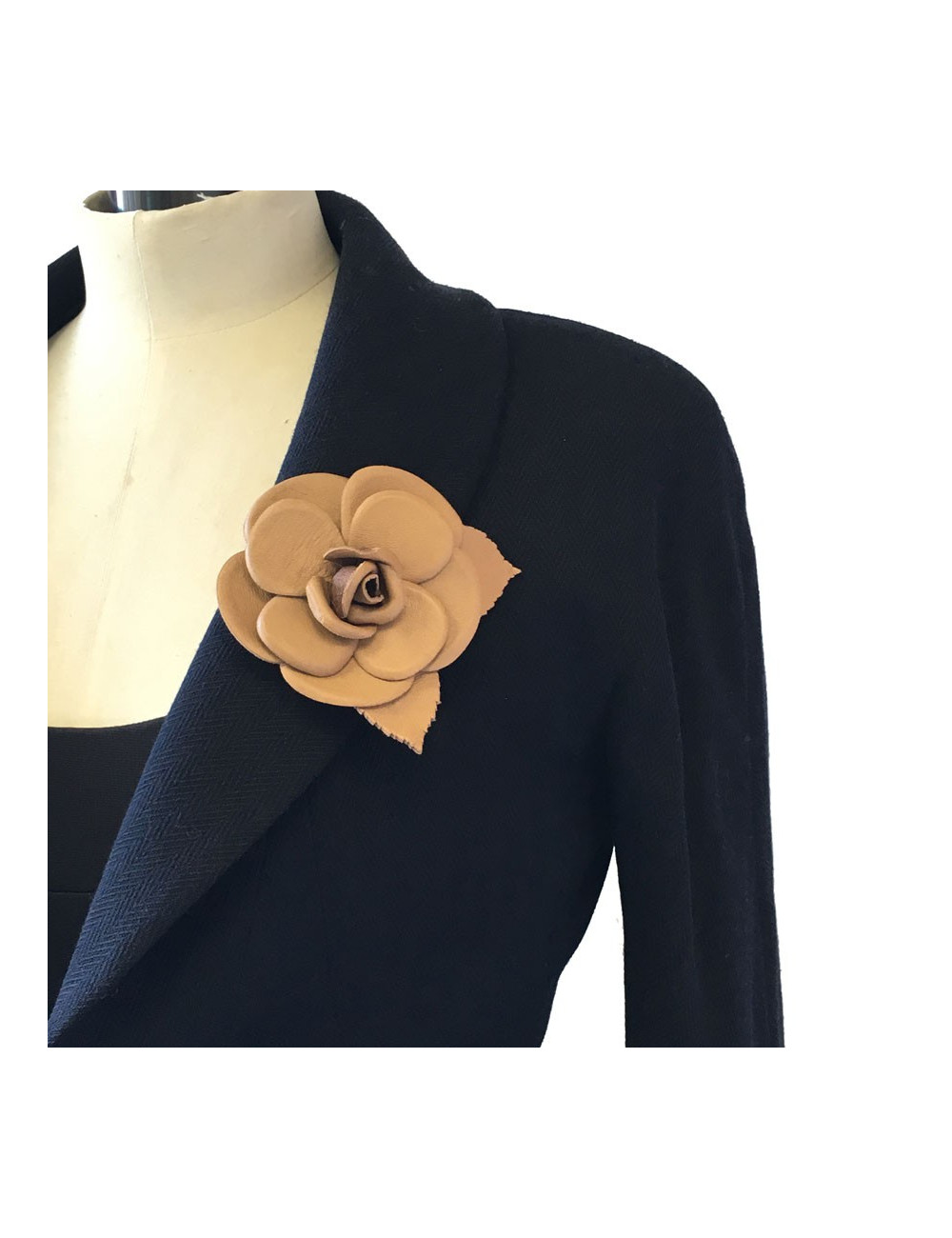 Broche Camélia CHANEL en cuir marron glacé