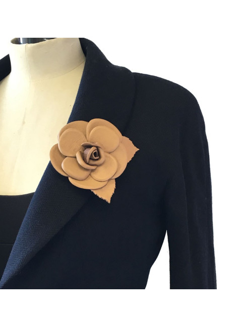Broche Camélia CHANEL en cuir marron glacé