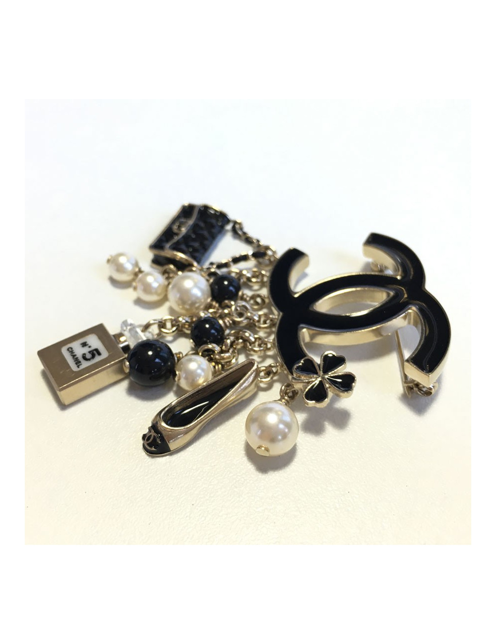 Broche CHANEL CC et breloques en métal doré