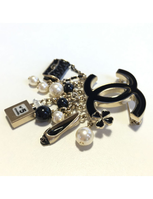 PIN CHANEL CC and gold metal charms